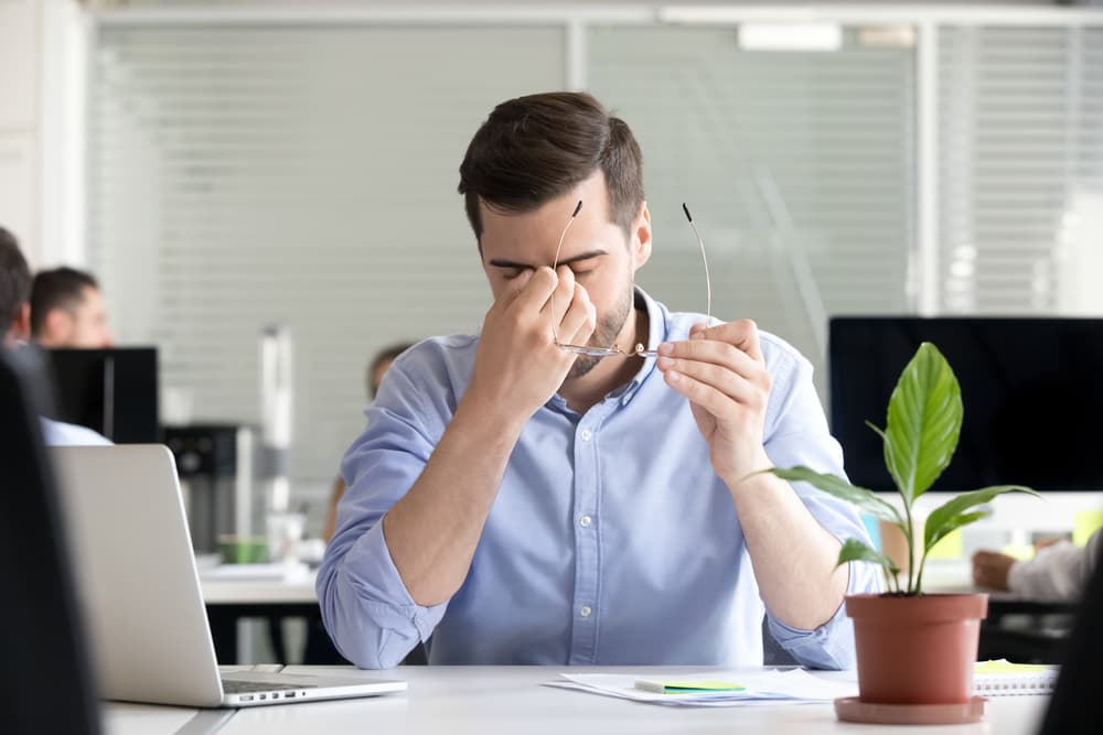 Глазные заболевания офисных сотрудников: что нужно знать, чтобы их предотвратить